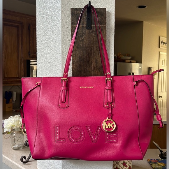 Limited Edition Michael Kors Love Voyager Large Tote Fuchsia - Picture 3 of 14